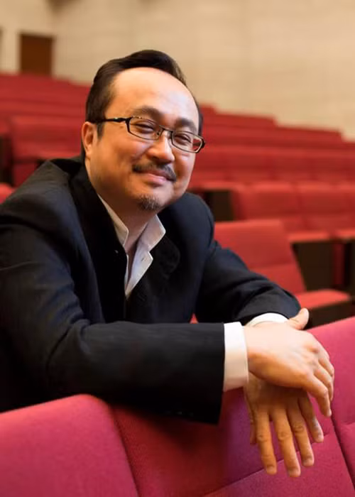 NSND Đặng Thái Sơn kể: "Bắt đầu tới tuổi biết biết một chút, giờ gọi là tuổi teen, bố tôi đã dạy cách đi, cách đứng. Ông nói: Con trai đi đứng phải đàng hoàng. Không được gù lưng. Con phải sống một cuộc đời chân thật và kiêu hãnh. Tôi luôn ghi nhớ lời dạy đó. Chính sự kiêu hãnh thừa hưởng từ bố giúp tôi chiến thắng cuộc thi Chopin". Ảnh: Thể Thao Văn Hóa.