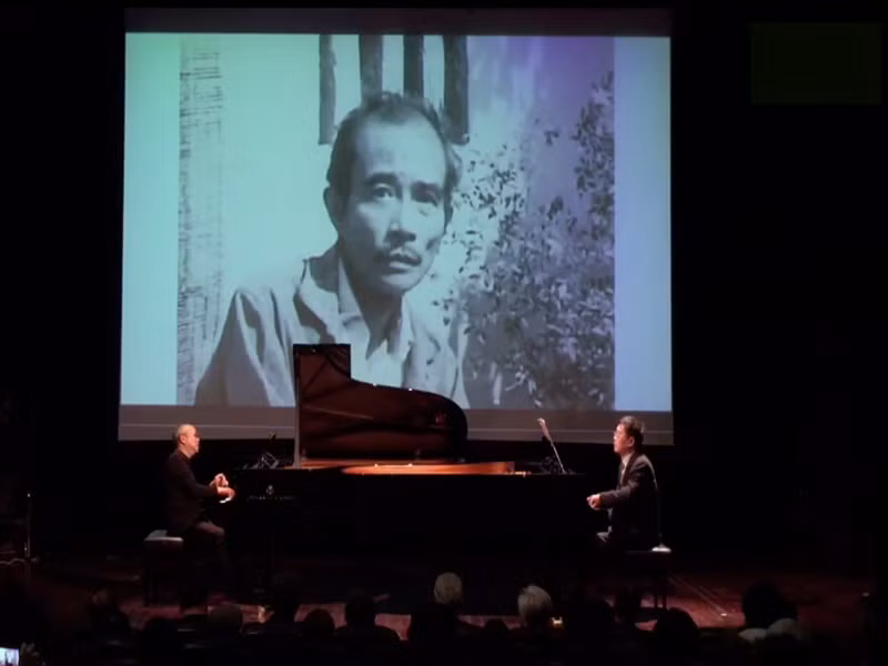 Theo Vietnamnet, NSND Đặng Thái Sơn chia sẻ, con người, cách sống và nghệ thuật của ông đều chịu ảnh hưởng từ bố. Ông rất nghe lời bố, hầu hết các bài học của bố từ cách sống, tư duy nghệ thuật đến tư thế ngồi đàn, ông đều răm rắp nghe theo. Ảnh: Vietnamnet.