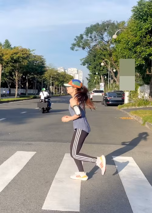 Gần đây, rộ tin đồn Diễm My mang bầu sau khi cô chia sẻ trên trang cá nhân một đoạn video ghi lại quá trình phát triển của một thai nhi. Nhanh chóng, người đẹp lên tiếng phủ nhận.