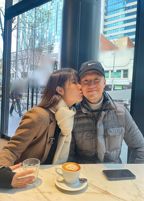  Diễm My 9x vừa gửi lời chúc mừng sinh nhật đến bạn trai Vinh Nguyễn. Cô viết: "Happy birthday Gấu. Here’s another year of laughing together, messing up together, and making it together” (Tạm dịch: Chúc mừng sinh nhật Gấu. Lại một năm nữa chúng ta vui cười bên nhau, cùng nhau làm việc).