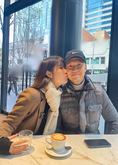  Diễm My 9x vừa gửi lời chúc mừng sinh nhật đến bạn trai Vinh Nguyễn. Cô viết: "Happy birthday Gấu. Here’s another year of laughing together, messing up together, and making it together” (Tạm dịch: Chúc mừng sinh nhật Gấu. Lại một năm nữa chúng ta vui cười bên nhau, cùng nhau làm việc).