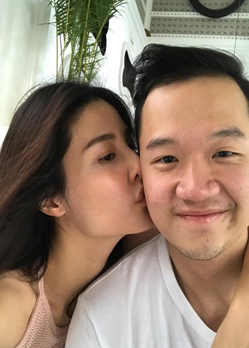 Diễm My còn hé lộ loạt ảnh hôn má chồng sắp cưới.