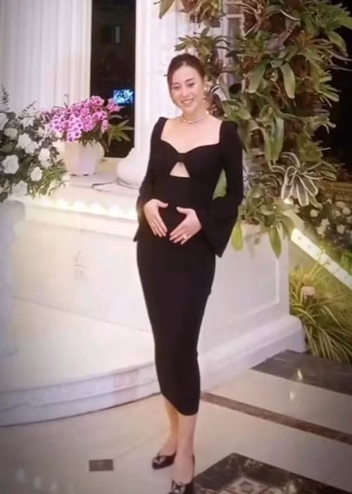 Nữ diễn viên phim Quỳnh búp bê cho biết, các triệu chứng ốm nghén đã giảm. Vì vậy, cô có thể ra ngoài ăn uống, đi chơi thoải mái hơn trước. Ảnh: Thương Hiệu và Pháp Luật.