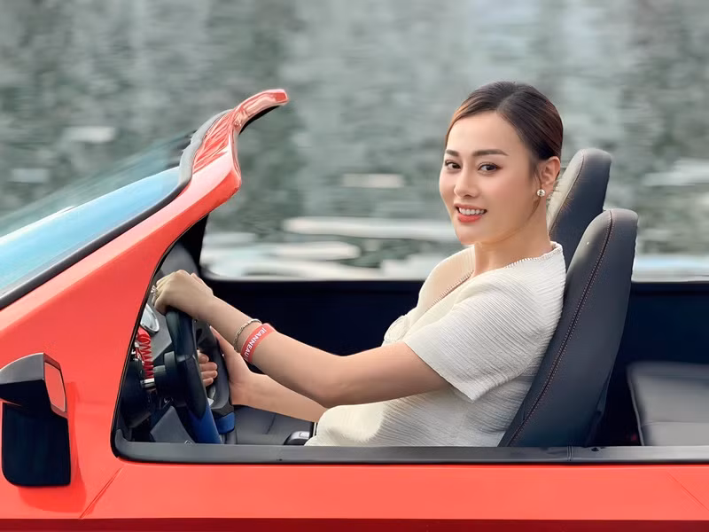 Bà bầu Phương Oanh khoe loạt ảnh trên siêu xe. Ảnh: FBNV.