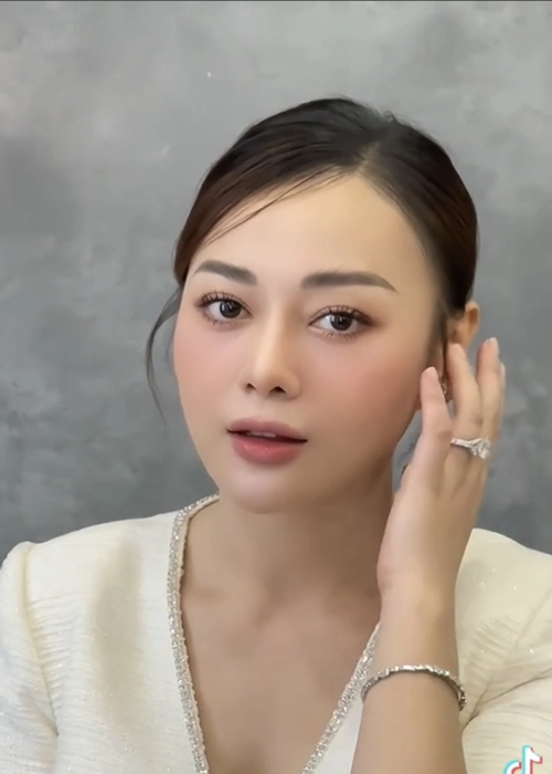 Phương Oanh hiện là bà bầu gây chú ý nhất showbiz Việt. Ảnh: Phụ Nữ Mới.