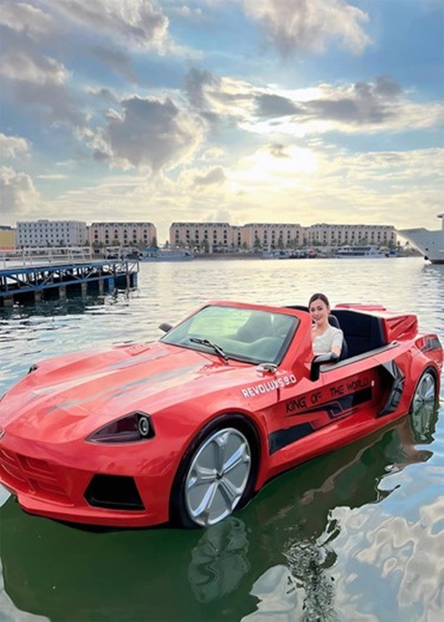 "Lên xe chụp ảnh cho biết cảm giác thôi, xong là bị bế xuống luôn ý mọi người", Phương Oanh chia sẻ. Ảnh: FBNV.