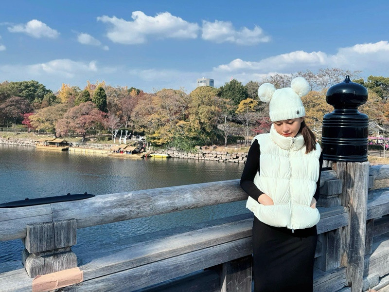 Nữ diễn viên diện trang phục ấm áp khéo che bụng bầu. Ảnh: FBNV.