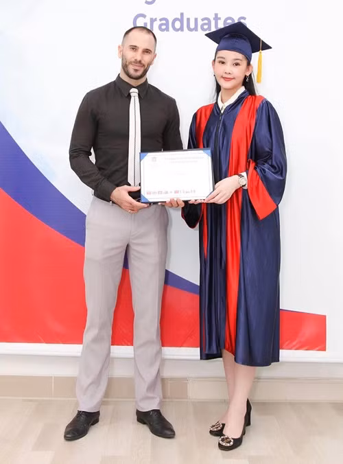 Ngoài giảng dạy, Hoa hậu Đại dương Việt Nam 2017 còn làm MC, kinh doanh. Ảnh: FBNV.