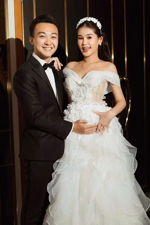 Hoa hậu Ngân Anh đang mang bầu. Cô kết hôn một năm trước với MC Phan Tô Ny. Ảnh: FBNV.