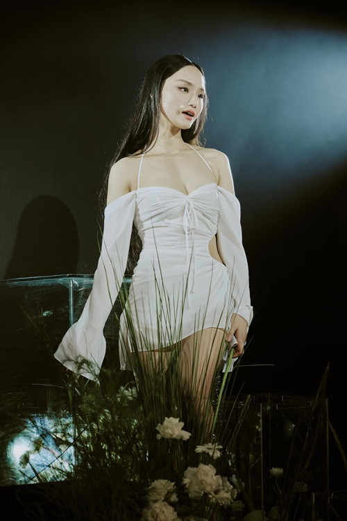 “Tự dưng xuất hiện một anh bạn trai 'tình tính tang' cũng vui nhưng sẽ phá vỡ nếp sống an toàn, kín đáo quen thuộc. Có thể tôi sẽ chọn cô đơn. Tôi từng yêu nhiều người, giờ thấy không cứ yêu mới hạnh phúc”, Miu Lê nói. Ảnh: FBNV.