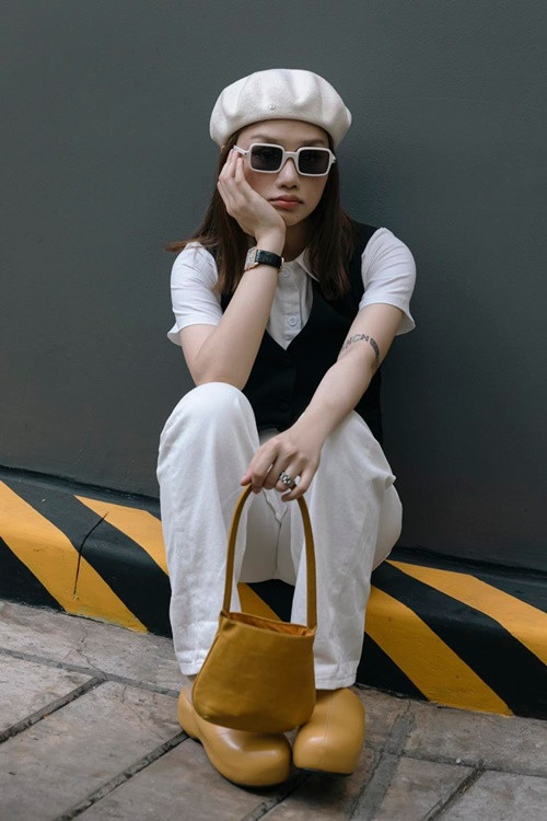 Miu Lê và bạn trai độc lập về tài chính. Tuy nhiên, nữ diễn viên phim Chiếm đoạt thừa nhận, cô có 2 chiếc ô tô, 1 chiếc là do cô tự sắm và 1 chiếc là quà của bạn trai. Năm 2018, Miu Lê cho biết, cô và người yêu chia tay đã được 1 năm. Ảnh: FBNV.