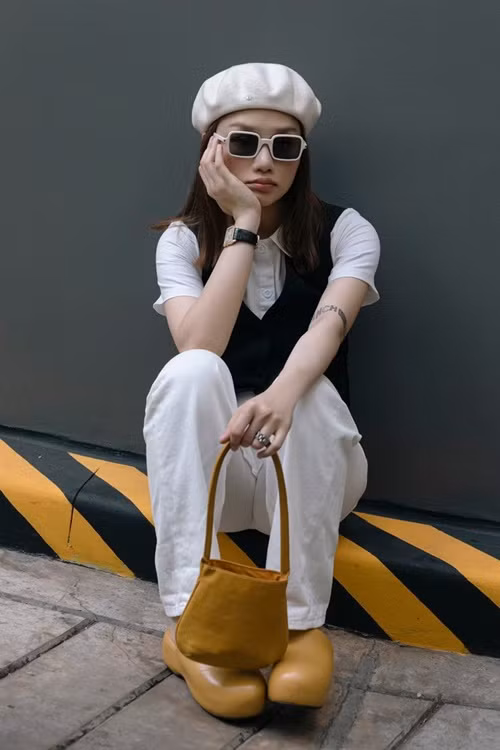 Miu Lê và bạn trai độc lập về tài chính. Tuy nhiên, nữ diễn viên phim Chiếm đoạt thừa nhận, cô có 2 chiếc ô tô, 1 chiếc là do cô tự sắm và 1 chiếc là quà của bạn trai. Năm 2018, Miu Lê cho biết, cô và người yêu chia tay đã được 1 năm. Ảnh: FBNV.