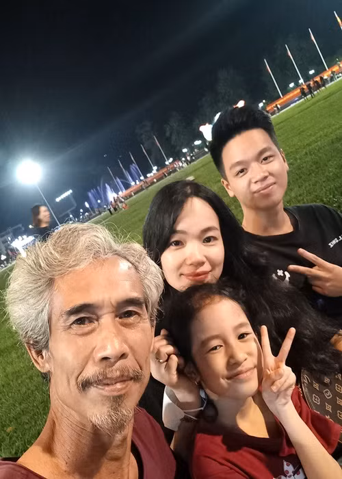 Ở tuổi 45, diễn viên Phú Đôn gặp Hồng Vân. Cả hai kết hôn năm 2004. Mặc dù Phú Đôn hơn vợ tới 25 tuổi nhưng cuộc sống hôn nhân của anh vẫn vô cùng hạnh phúc. Ảnh: FBNV.