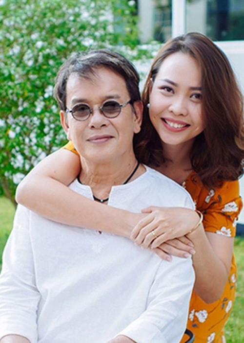 Nhiều sao nam Việt vẫn giữ được hôn nhân hạnh phúc bên vợ trẻ. Nhạc sĩ Đức Huy là một trong số đó. Nam nhạc sĩ sinh năm 1947, hơn bà xã Huỳnh Thư đến 44 tuổi. Cặp đôi có con trai vào năm 2013 và con gái năm 2017. Ảnh: Người Lao Động.
