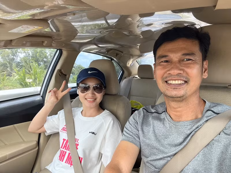 Năm 2022, Tiết Cương lấy vợ ở tuổi 49. Bà xã của nam diễn viên tên Ngọc Thưởng. Cô kém Tiết cương 26 tuổi. Ảnh: FBNV.