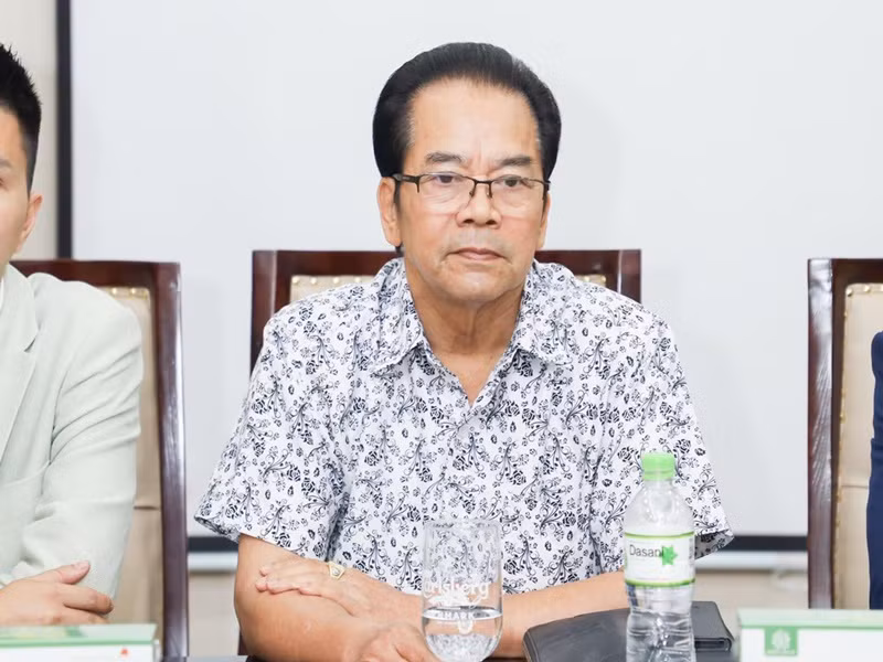 Trước Việt Hoàn, NSND Trần Nhượng cũng ly hôn vợ kém nhiều tuổi. Năm 2019, chia sẻ trên Dân Trí, nghệ sĩ Trần Nhượng cho biết, ông và người vợ kém 23 tuổi Bích Vân chính thức ly hôn sau 9 năm bên nhau. Ảnh: Người Đưa Tin.