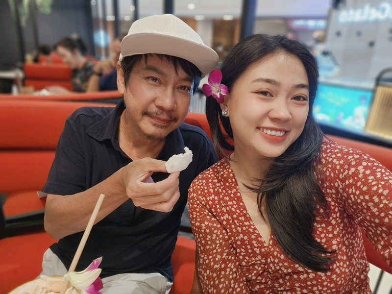 Danh hài Lê Huỳnh đang gắn bó với diễn viên Mỹ Linh. Nữ diễn viên sinh năm 1993, kém chồng đến 29 tuổi. Lê Huỳnh chia sẻ, vợ tuy trẻ nhưng lại có tâm hồn hòa quyện với anh từ cách ăn mặc, sở thích cho tới thói quen, lối sống. Ảnh: FBNV.