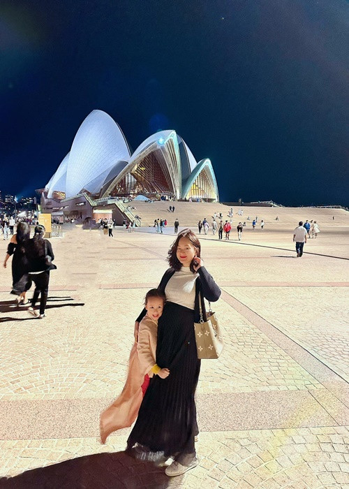 Bụng bầu của Lan Phương đã vượt mặt.