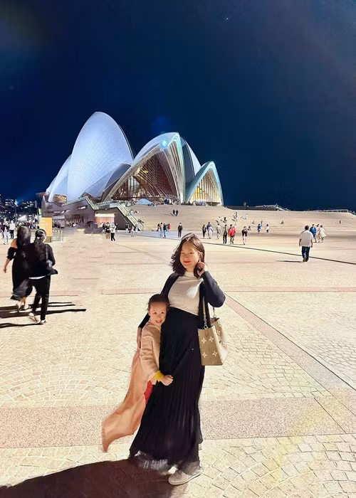 Bụng bầu của Lan Phương đã vượt mặt.