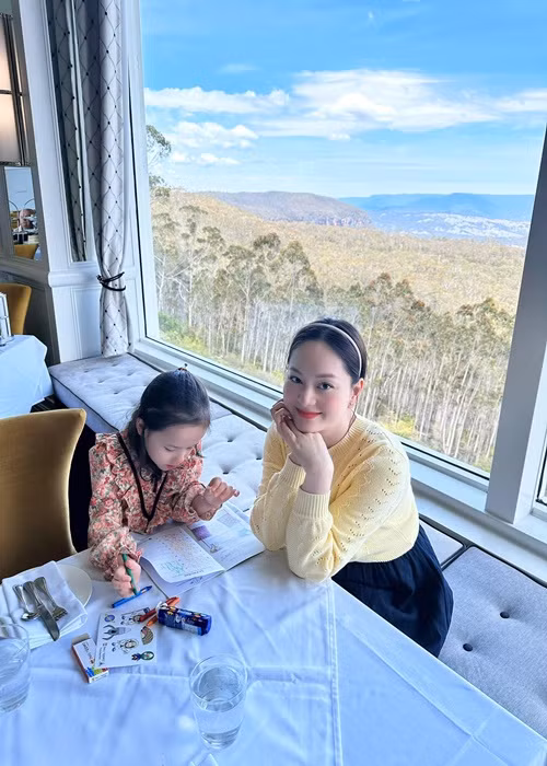 Trước đó, khi mang bầu con gái đầu lòng, Lan Phương ngày nào cũng đi bộ tham quan, mua sắm.