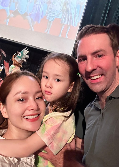 Lan Phương khen người bạn đời luôn là ông bố quốc dân khi một tay bế con một tay kéo vali cho Lan Phương tại sân bay.