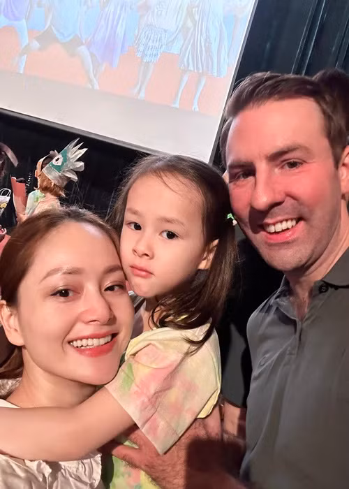 Lan Phương khen người bạn đời luôn là ông bố quốc dân khi một tay bế con một tay kéo vali cho Lan Phương tại sân bay.