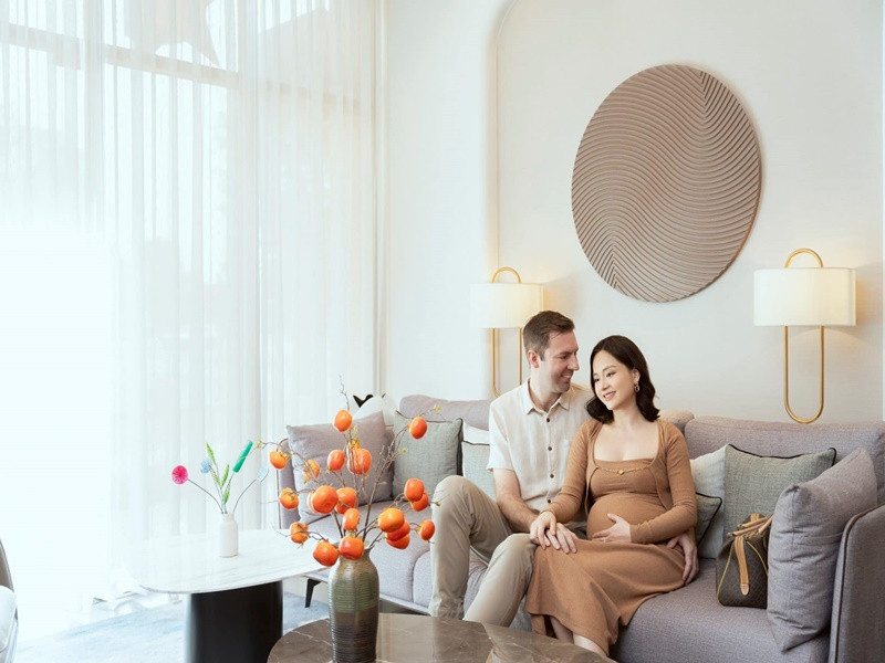 Gần đây, Lan Phương chia sẻ, cô đã suy nghĩ về việc có thêm căn nhà thứ 2 tại Hà Nội để hai con có không gian và môi trường sống rộng rãi, tốt đẹp hơn. Chia sẻ với Dân Trí, Lan Phương cho biết, tính cách của cô khá trầm, thích khép kín, nên hợp sống ở miền Bắc hơn. "Tôi nghĩ mình thực sự có duyên với Hà Nội. Mặc dù từ nhỏ tôi sống ở Vũng Tàu, TPHCM rồi kết hôn với chồng ngoại quốc nhưng hiện tại, tôi lại cùng gia đình nhỏ sống ở Hà Nội - nơi tôi sinh ra. Khi tôi ra Hà Nội cũng là lúc phim truyền hình đang phát triển mạnh. Nhờ vậy tôi cũng có thêm những cơ hội tốt", nữ diễn viên tâm sự.