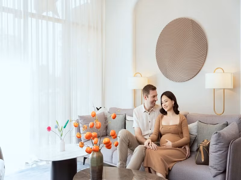 Gần đây, Lan Phương chia sẻ, cô đã suy nghĩ về việc có thêm căn nhà thứ 2 tại Hà Nội để hai con có không gian và môi trường sống rộng rãi, tốt đẹp hơn. Chia sẻ với Dân Trí, Lan Phương cho biết, tính cách của cô khá trầm, thích khép kín, nên hợp sống ở miền Bắc hơn. "Tôi nghĩ mình thực sự có duyên với Hà Nội. Mặc dù từ nhỏ tôi sống ở Vũng Tàu, TPHCM rồi kết hôn với chồng ngoại quốc nhưng hiện tại, tôi lại cùng gia đình nhỏ sống ở Hà Nội - nơi tôi sinh ra. Khi tôi ra Hà Nội cũng là lúc phim truyền hình đang phát triển mạnh. Nhờ vậy tôi cũng có thêm những cơ hội tốt", nữ diễn viên tâm sự.