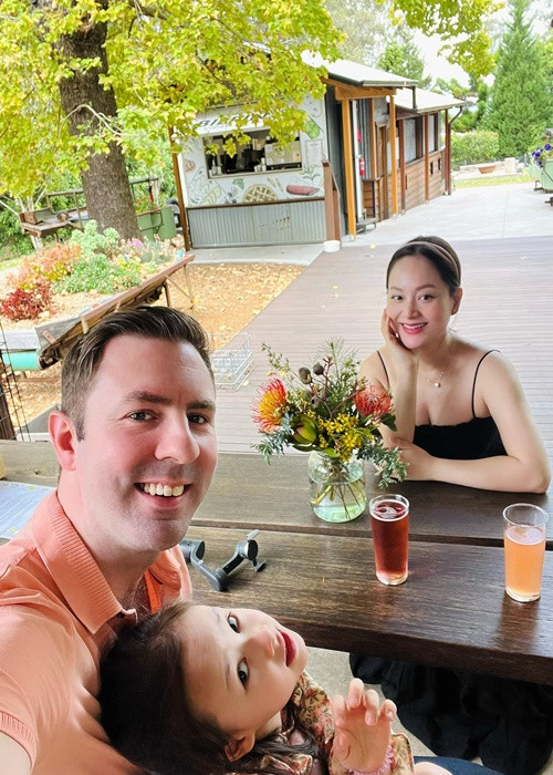 Nữ diễn viên rạng rỡ bên chồng con ở nước ngoài.