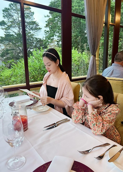 Lan Phương cho biết, trong chuyến du lịch, cô dành phần lớn thời gian di chuyển trên ô tô và tại nhà hàng ăn uống. "Đợt đi du lịch với bầu em bé lần này, do có chút vấn đề nên Phương không thể chạy nhảy đi lại nhiều", cô tâm sự.