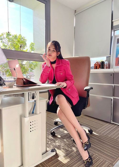 Hoa hậu Ngân Anh xây dựng phong cách thanh lịch, sang trọng khi đi dạy.