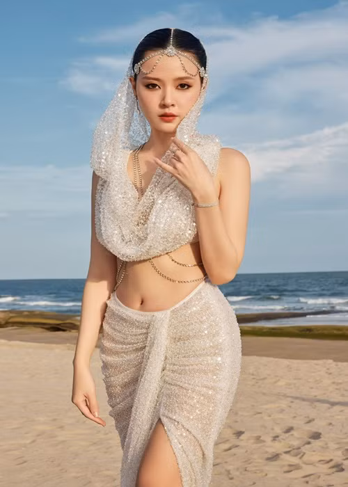 Nữ diễn viên sinh năm 1989 khoe vòng eo thon gọn.