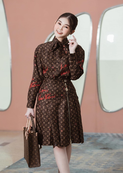 Trong cuộc phỏng vấn với Vietnamnet, Ngân Anh cho biết: "Trên bục giảng, bản thân tôi hướng đến những trang phục thật trang nhã, thanh lịch phù hợp với môi trường giáo dục. Tôi lên trường cũng diện đồ hiệu nhưng thật ra tôi chỉ tận dụng trang phục có sẵn trong tủ đồ của mình và chọn lọc lại để phù hợp với hình ảnh khi lên giảng đường nhất thôi. Gọi tôi là “nữ giảng viên sành điệu nhất hiện nay” tôi cũng vui, nhưng tôi mong được mọi người công nhận về chuyên môn giảng dạy hơn".