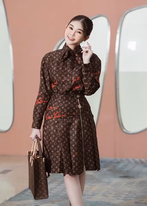 Trong cuộc phỏng vấn với Vietnamnet, Ngân Anh cho biết: "Trên bục giảng, bản thân tôi hướng đến những trang phục thật trang nhã, thanh lịch phù hợp với môi trường giáo dục. Tôi lên trường cũng diện đồ hiệu nhưng thật ra tôi chỉ tận dụng trang phục có sẵn trong tủ đồ của mình và chọn lọc lại để phù hợp với hình ảnh khi lên giảng đường nhất thôi. Gọi tôi là “nữ giảng viên sành điệu nhất hiện nay” tôi cũng vui, nhưng tôi mong được mọi người công nhận về chuyên môn giảng dạy hơn".