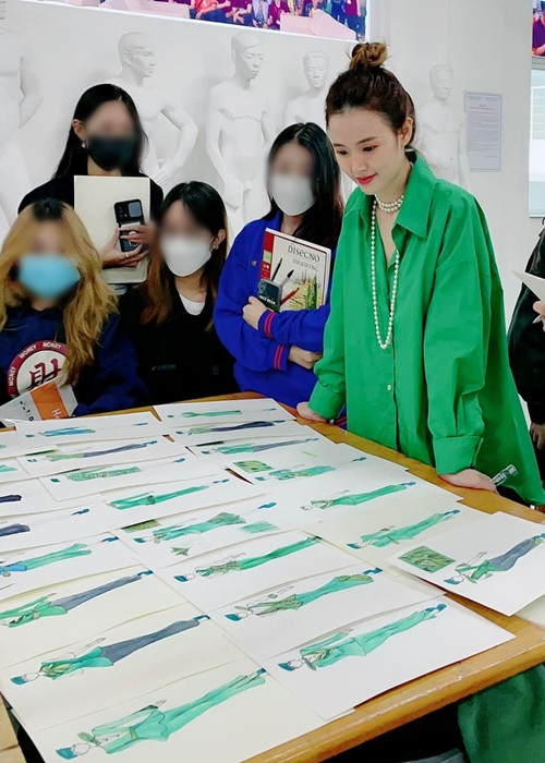 Người đẹp thích được các sinh viên gọi là cô và xưng em.