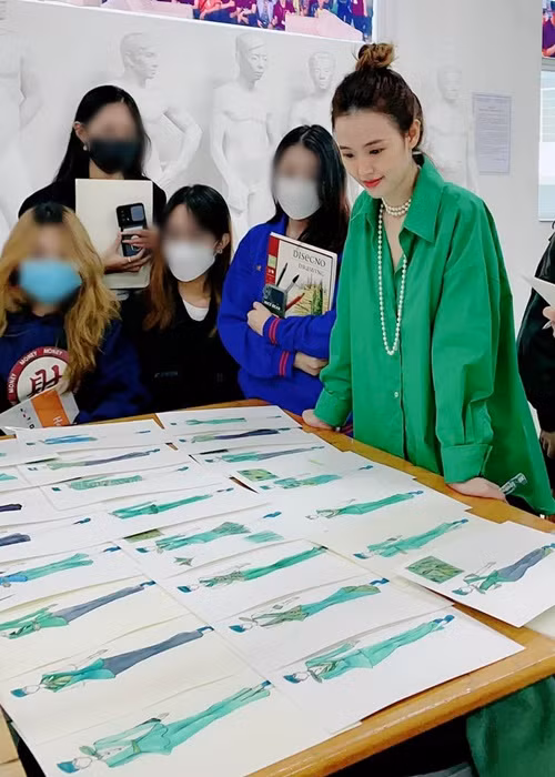 Người đẹp thích được các sinh viên gọi là cô và xưng em.