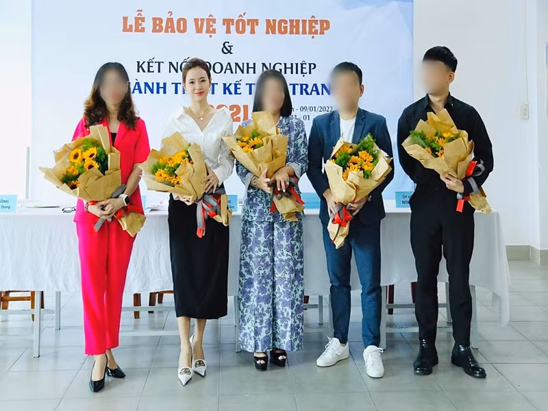 Midu lựa chọn trang phục thanh lịch khi đi dạy.