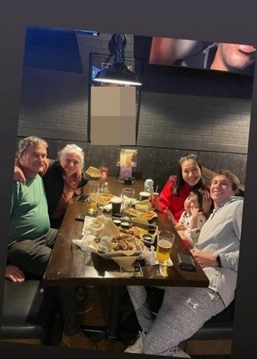 Hoàng Oanh làm bạn với chồng cũ. Không những vậy, cô còn giữ mối quan hệ thân thiết với gia đình chồng cũ. Ảnh: Bảo Vệ Công Lý.