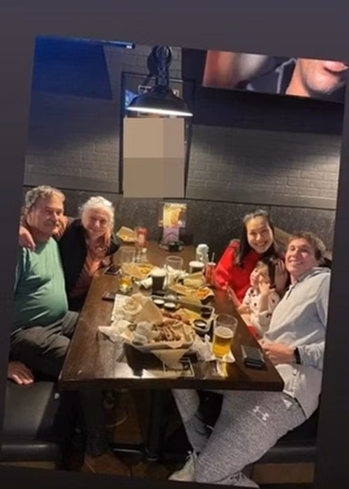 Hoàng Oanh làm bạn với chồng cũ. Không những vậy, cô còn giữ mối quan hệ thân thiết với gia đình chồng cũ. Ảnh: Bảo Vệ Công Lý.