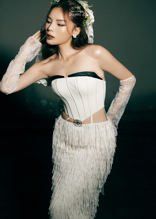 Hồi tháng 9, Kỳ Duyên trải lòng về quá khứ nhiều thị phi. "Kỳ Duyên từng gặp rất nhiều thử thách sau khi đăng quang hoa hậu. Ở thời điểm Kỳ Duyên chưa đến 20 tuổi, bản thân còn quá non nớt khi bước vào thế giới quá hào nhoáng, lộng lẫy. Kỳ Duyên hiểu ra rằng tất cả những tiêu cực đến với mình không phải do khán giả ghét mình mà là mình đã tạo cơ hội để họ không có thiện cảm. Sau khi nhận ra điều đó, Kỳ Duyên đã đặt mục tiêu phải thay đổi để từng bước lấy lại thiện cảm từ khán giả", Người Lao Động dẫn lời nàng hậu.