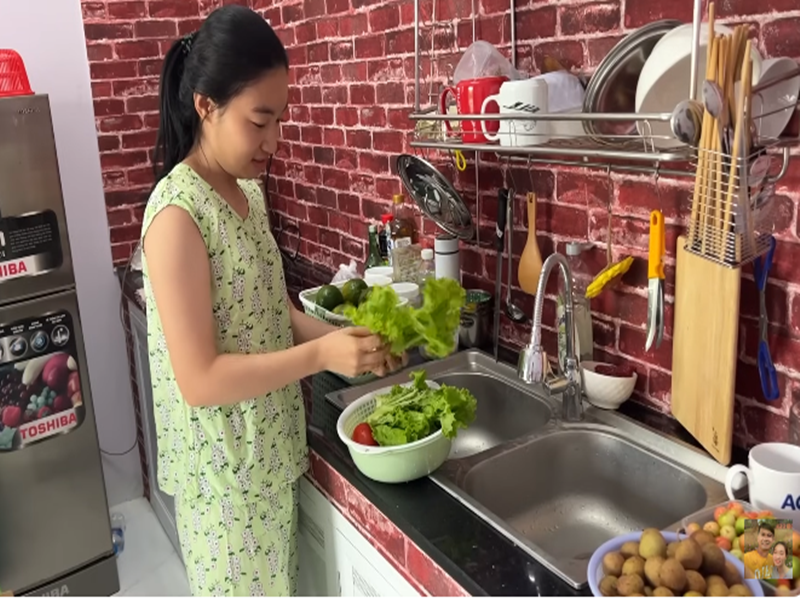 Ngọc Thưởng khá đảm đang. Cô nấu ăn sáng cho chồng, ân cần hỏi han Tiết Cương sau ngày đi quay vất vả.