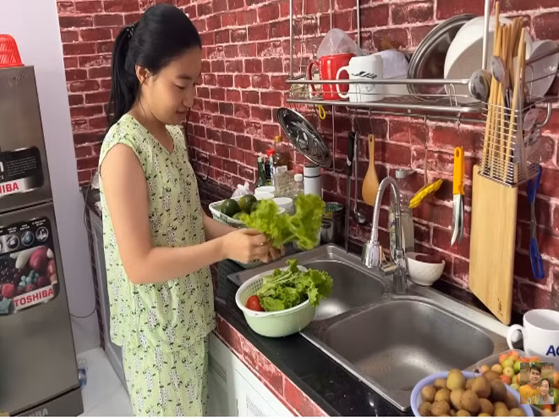 Ngọc Thưởng khá đảm đang. Cô nấu ăn sáng cho chồng, ân cần hỏi han Tiết Cương sau ngày đi quay vất vả.