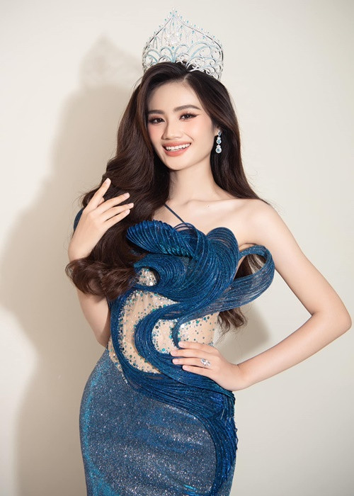 Một Thế Giới dẫn lời của đại diện ban tổ chức (BTC) Miss World Vietnam về ồn ào của Hoa hậu Ý Nhi. Cụ thể, đại diện BTC cho rằng, các câu trả lời gây xôn xao dư luận của Ý Nhi là cảm nhận cá nhân, phù hợp bối cảnh các trò chơi thử thách khi phỏng vấn. Theo đại diện BTC, các đối tượng xấu đã lợi dụng “cách diễn đạt vụng về” của nàng hậu để đưa tin không đầy đủ, sai lệch. Ảnh: Miss World Vietnam.