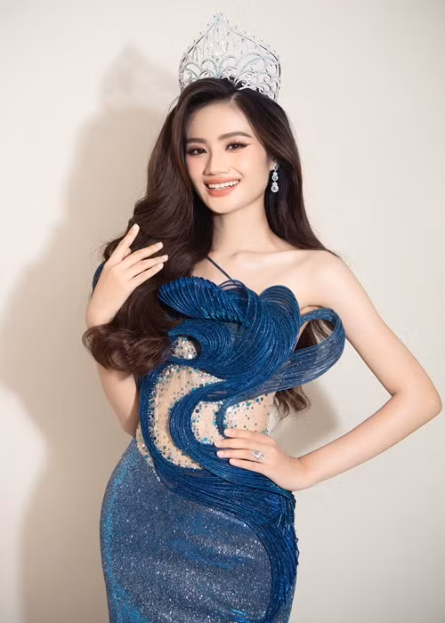 Một Thế Giới dẫn lời của đại diện ban tổ chức (BTC) Miss World Vietnam về ồn ào của Hoa hậu Ý Nhi. Cụ thể, đại diện BTC cho rằng, các câu trả lời gây xôn xao dư luận của Ý Nhi là cảm nhận cá nhân, phù hợp bối cảnh các trò chơi thử thách khi phỏng vấn. Theo đại diện BTC, các đối tượng xấu đã lợi dụng “cách diễn đạt vụng về” của nàng hậu để đưa tin không đầy đủ, sai lệch. Ảnh: Miss World Vietnam.