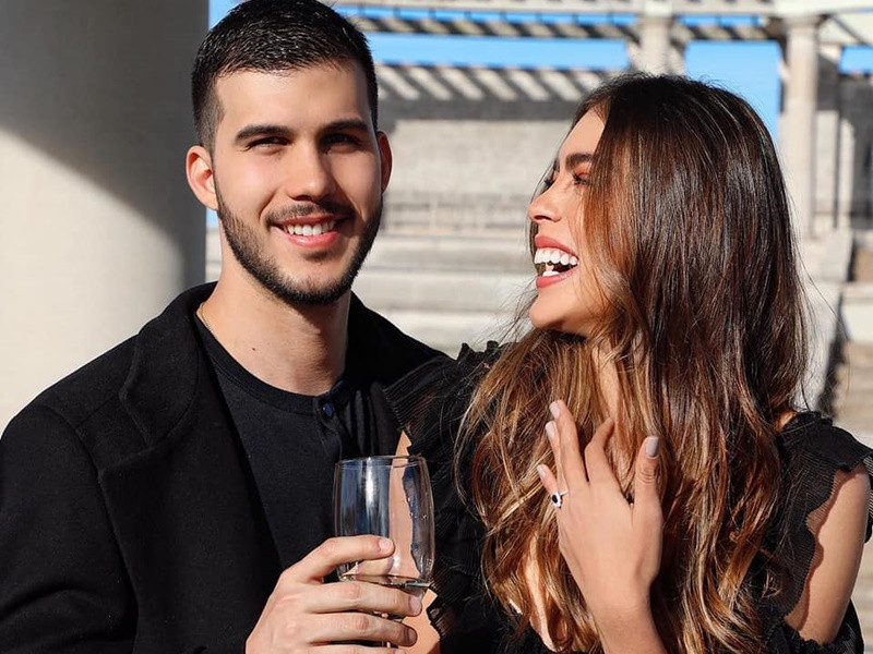 Đối thủ của Bùi Quỳnh Hoa khoe nhẫn cầu hôn. Ảnh: FBNV.