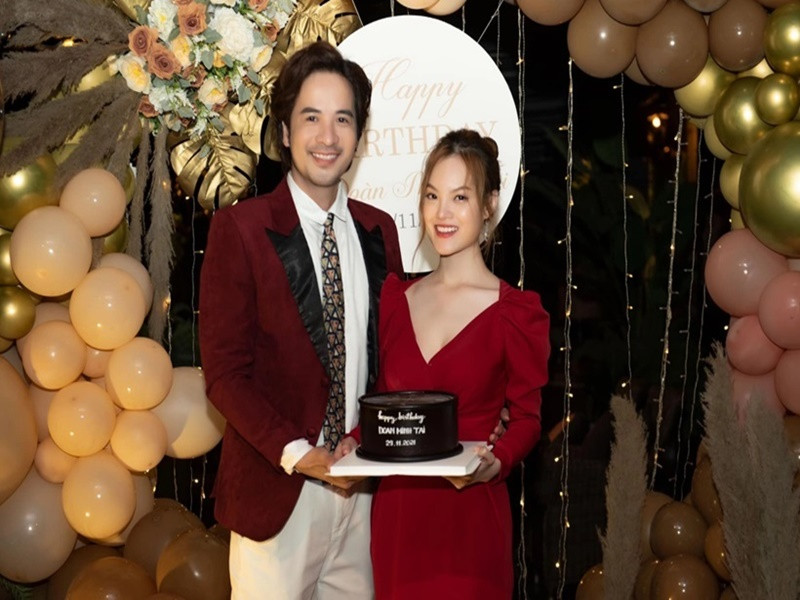 Đoàn Minh Tài dành cho Sunny Đan Ngọc những cử chỉ thân mật. Ảnh: VTV.