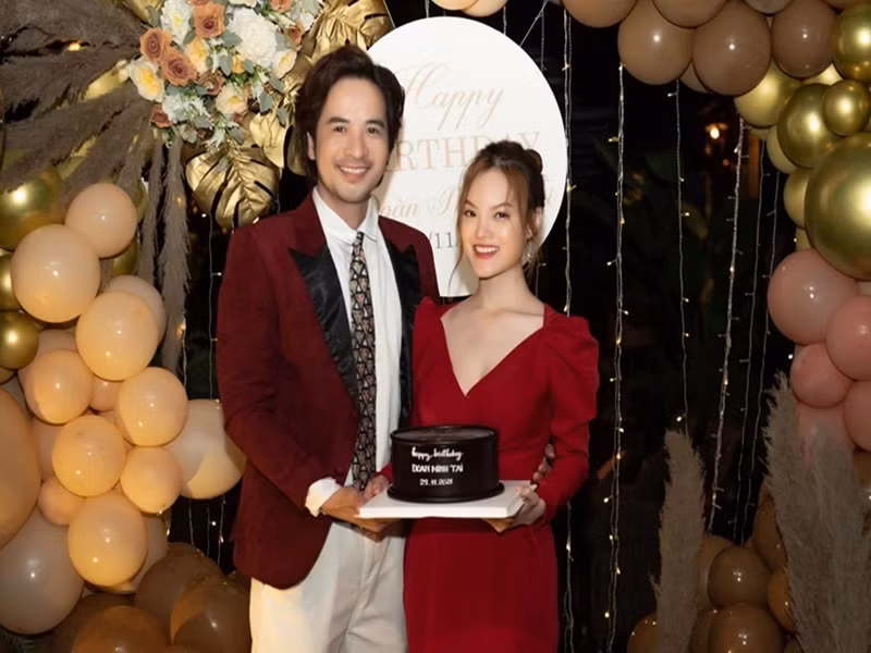 Đoàn Minh Tài dành cho Sunny Đan Ngọc những cử chỉ thân mật. Ảnh: VTV.