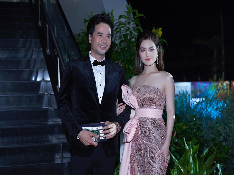 Cặp đôi tin đồn dính như hình với bóng. Ảnh: FBNV.