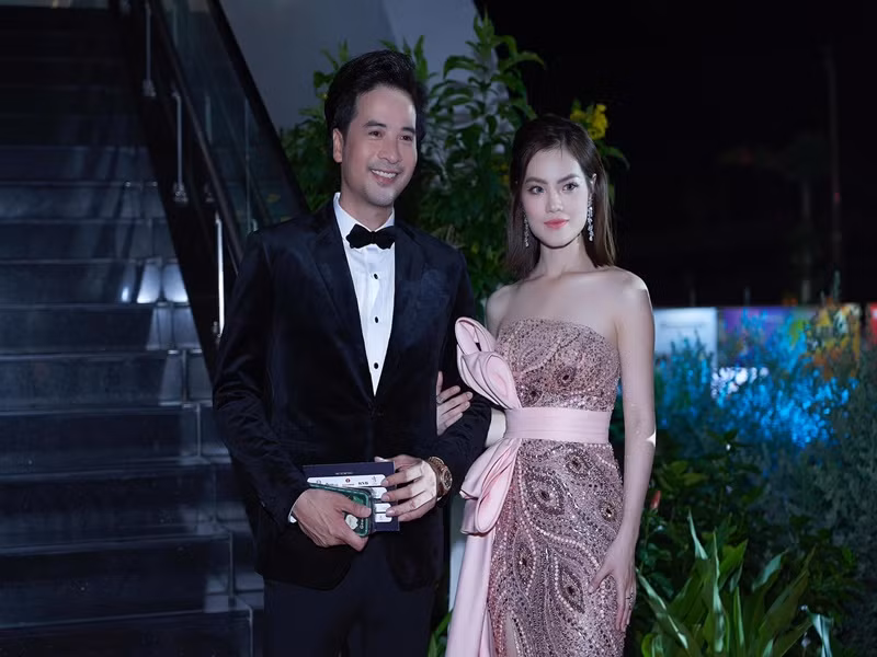 Cặp đôi tin đồn dính như hình với bóng. Ảnh: FBNV.