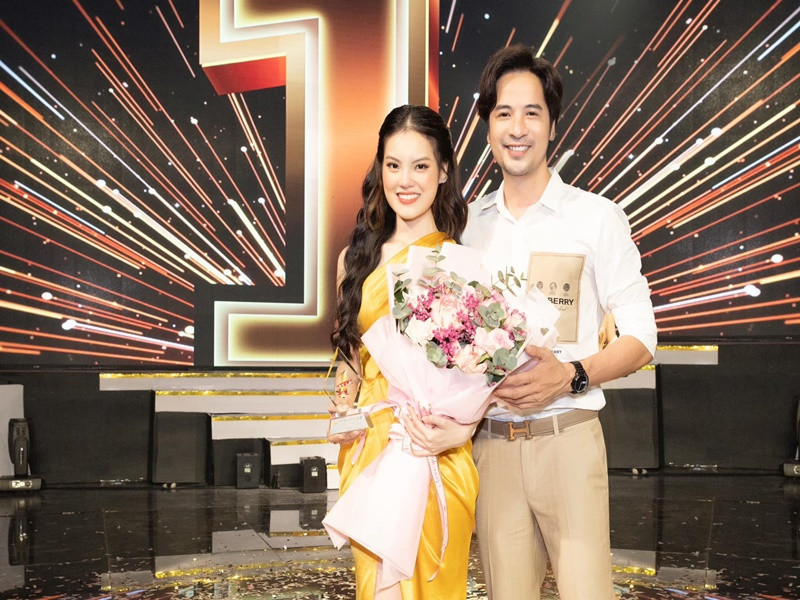 Sunny Đan Ngọc sinh ra trong gia đình có bố mẹ đều là bác sĩ. Nữ ca sĩ từng theo học Bác sĩ Răng Hàm Mặt tại Đại học Quốc tế Hồng Bàng. Ảnh: FBNV.